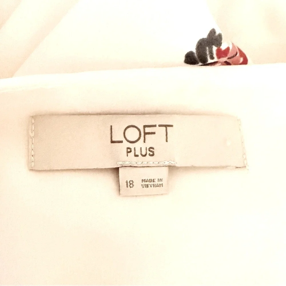 Loft plus cream lined Floral V-Neck‎ Blouse size 18